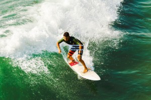 彩经网_东亚少年足球赛现争议一幕 朝鲜U-17队员以拳代掌问候日本对手