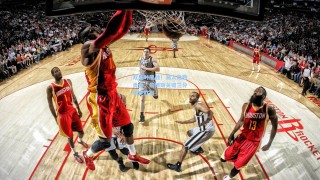 彩经网官网首页-双加时鏖战！湖人险胜勇士，詹姆斯关键三分锁定胜局