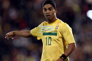 【彩经网】西乙赛场惊现荒诞一幕，防守球员突袭亲吻对手引冲突，袭击者反吃红牌