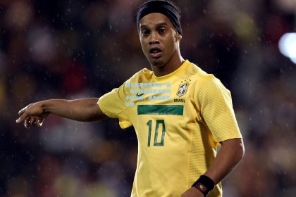 【彩经网】西乙赛场惊现荒诞一幕，防守球员突袭亲吻对手引冲突，袭击者反吃红牌